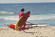 Surfer am Strand (©Foto. Martin Schmitz)